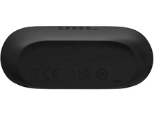 Charger l'image dans la galerie, Étui de chargement d'écouteurs JBL noir. Vue de dessous, avec étiquettes et infos. Blanc.
