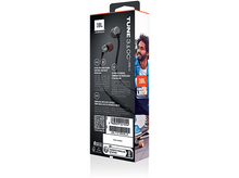 Charger l&#39;image dans la galerie, Boîte d&#39;écouteurs JBL Tune 110C USB-C, montrant un homme, des écouteurs et des informations sur le produit.
