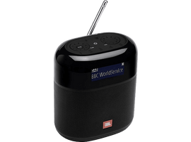 Radio JBL noire avec un écran affichant BBC World Service et antenne relevée.