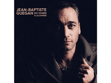 Pochette de l'album de Jean-Baptiste Guegan. Homme dans une lumière tamisée, texte 'De l'ombre à la lumière'.