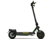 Charger l&#39;image dans la galerie, Trottinette électrique Jeep verte sur fond blanc. Cadre vert, roues noires et logo Jeep.
