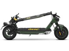 Charger l&#39;image dans la galerie, Trottinette électrique Jeep verte et noire. Possède un logo Jeep et un design d&#39;étoile.
