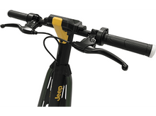 Charger l&#39;image dans la galerie, Gros plan sur le guidon d&#39;une trottinette électrique avec freins et logo Jeep jaune.
