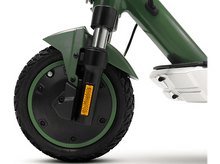 Charger l&#39;image dans la galerie, Gros plan sur la roue d&#39;une trottinette électrique avec garde-boue vert et pneu noir.
