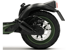 Charger l&#39;image dans la galerie, Roue arrière de trottinette électrique avec frein à disque et garde-boue. Vert et noir.

