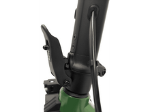 Charger l&#39;image dans la galerie, Gros plan sur une articulation de scooter électrique noir et vert. L&#39;articulation a des boulons et un câble.
