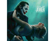 Charger l&#39;image dans la galerie, Affiche du film Joker : Joker maquillé, embrassant une femme. Titre en haut, fond sombre.
