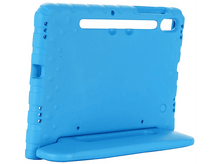 Charger l&#39;image dans la galerie, Étui de tablette bleu avec un support, vue en angle, fond blanc.
