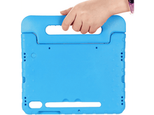 Charger l&#39;image dans la galerie, Une main tenant un étui de tablette bleu avec une poignée. L&#39;étui a des trous pour les boutons de la tablette.
