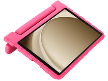 Charger l&#39;image dans la galerie, Étui de tablette rose, tablette à l&#39;intérieur. L&#39;étui est épais et possède une poignée. Fond blanc.
