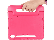 Charger l&#39;image dans la galerie, Housse de tablette rose avec poignée, tenue par une main.
