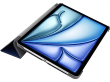 Charger l&#39;image dans la galerie, Une tablette ouverte dans un étui sombre est inclinée vers le haut. L&#39;écran affiche un motif dégradé bleu et argent.
