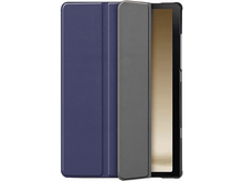 Charger l&#39;image dans la galerie, Une étui de tablette bleu et gris, ouvert pour révéler l&#39;écran de la tablette, sur un fond marron clair.
