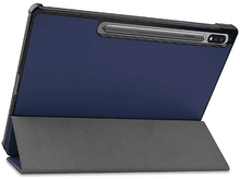 Charger l&#39;image dans la galerie, Une tablette dans une housse bleue, avec un stylo dans le support, légèrement inclinée.
