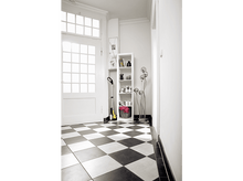 Charger l&#39;image dans la galerie, Couloir avec sol en damier, porte blanche et étagère blanche avec décoration et chaussures.
