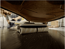 Charger l&#39;image dans la galerie, Vue plongeante d&#39;une femme nettoyant un sol avec un nettoyeur de sol.
