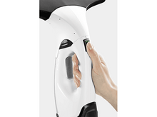 Charger l&#39;image dans la galerie, Une main appuie sur un bouton vert sur un nettoyeur de vitres blanc et noir.
