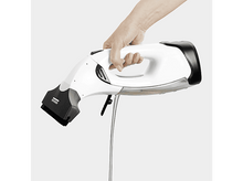 Charger l&#39;image dans la galerie, Une personne tenant un nettoyeur de vitres Kärcher blanc, montrant la surface.
