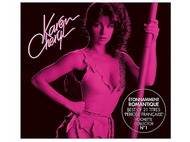 Pochette d'album de Karen Cheryl avec fond rose. Une femme en robe rose tient un bâton de bambou.