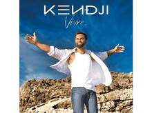 Charger l&#39;image dans la galerie, Homme bras ouverts, fond ciel, texte &#39;Kendji&#39; et &#39;Vivre&#39;.
