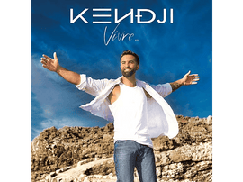 Homme bras ouverts, fond ciel, texte 