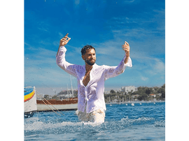 Homme en chemise blanche mouillée dans l