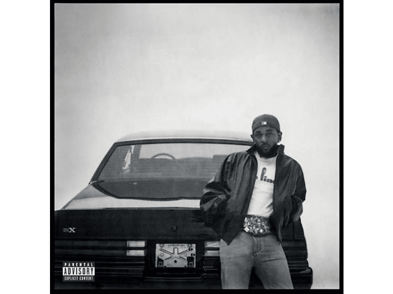 Kendrick Lamar, appuyé sur une voiture noire. Photo en noir et blanc. Il porte une casquette, une veste et une banane.