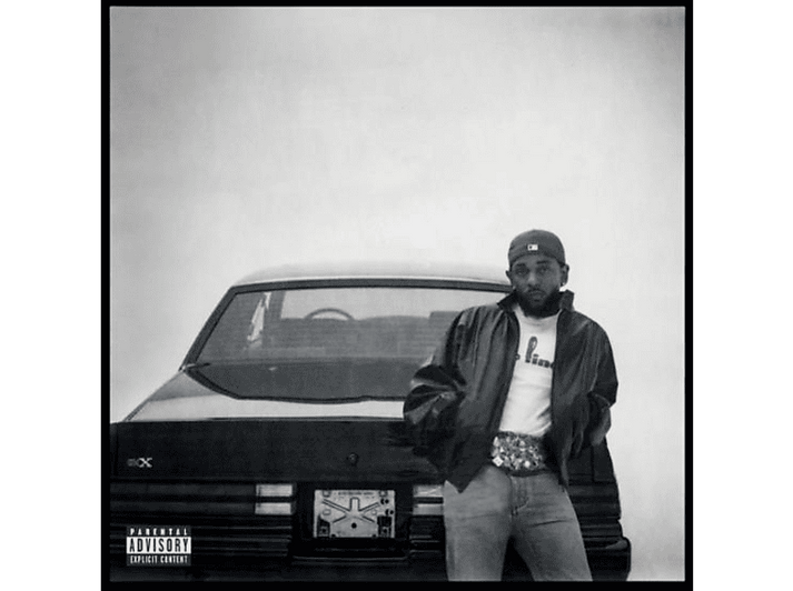 Kendrick Lamar, appuyé sur une voiture noire. Photo en noir et blanc. Il porte une casquette, une veste et une banane.