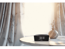 Charger l&#39;image dans la galerie, Un radio-réveil Kenwood noir sur une table avec un vase devant une fenêtre.
