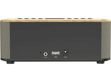 Charger l&#39;image dans la galerie, Haut-parleur noir avec dessus en bois, entrées AUX, USB et DC. Fond blanc.
