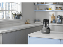 Charger l&#39;image dans la galerie, Une cuisine avec un mélangeur sur le comptoir. Il y a une fenêtre en arrière-plan.
