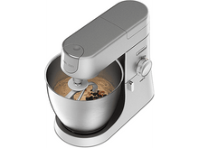 Charger l&#39;image dans la galerie, Un robot culinaire Kenwood Chef XL argenté avec des ingrédients à l&#39;intérieur, sur fond blanc.
