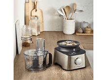 Charger l&#39;image dans la galerie, Un robot culinaire et d&#39;autres ustensiles de cuisine sont sur une table.
