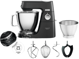 Un robot de cuisine noir Kenwood Titanium Chef Baker XL, avec accessoires et bols, sur fond blanc.