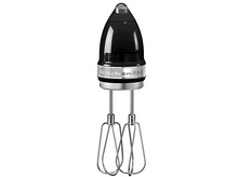 Charger l&#39;image dans la galerie, Mixeur plongeant KitchenAid noir. Il a deux batteurs en métal et une bande argentée au milieu.
