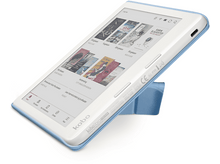 Charger l&#39;image dans la galerie, Une liseuse avec un cadre blanc et une couverture bleue. L&#39;écran affiche des livres et des paramètres.
