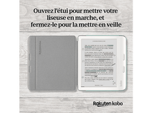 Charger l&#39;image dans la galerie, Liseuse ouverte avec texte. Étui gris et logo Kobo. Texte en français. Fond blanc.
