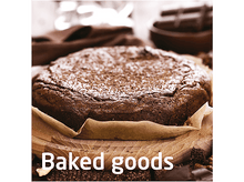 Charger l&#39;image dans la galerie, Produits de boulangerie: gâteau au chocolat sur une planche de bois, avec texte.
