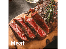 Charger l&#39;image dans la galerie, Steak tranché sur une planche en bois. Viande rouge avec herbes et assaisonnement. Le mot Viande est écrit.

