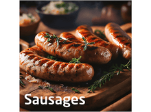 Charger l&#39;image dans la galerie, Saucisses grillées sur une planche de bois, garnies d&#39;herbes.
