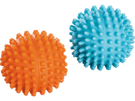 Deux balles de massage à pointes, une orange et une bleue. Elles sont utilisées pour le soulagement musculaire.