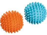 Deux balles de massage à pointes, une orange et une bleue. Elles sont utilisées pour le soulagement musculaire.