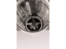 Charger l&#39;image dans la galerie, Gros plan sur le récipient en verre d&#39;un mixeur, montrant les lames. Fond gris.
