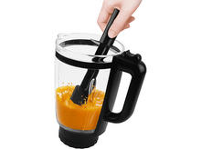 Charger l&#39;image dans la galerie, Une personne ajoute une spatule noire à un blender rempli de liquide orange, avec une poignée noire, sur fond blanc.
