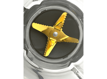 Charger l&#39;image dans la galerie, Lame de blender dorée à l&#39;intérieur d&#39;un récipient transparent.
