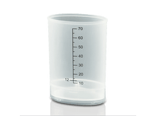 Charger l&#39;image dans la galerie, Verre doseur en plastique transparent avec des marquages noirs indiquant le volume.
