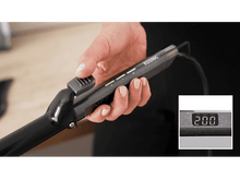 Charger l&#39;image dans la galerie, Main tenant un fer à friser. L&#39;affichage affiche la température 200. L&#39;outil est noir.
