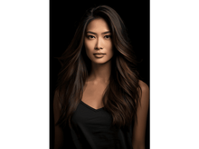 Charger l&#39;image dans la galerie, Une femme aux longs cheveux foncés pose sur un fond noir.
