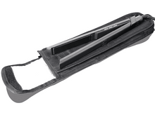 Charger l&#39;image dans la galerie, Lisseur de cheveux dans un étui noir, sur fond blanc.
