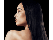 Charger l&#39;image dans la galerie, Profil d&#39;une femme sur fond noir. Elle a de longs cheveux noirs raides et regarde légèrement sur le côté.
